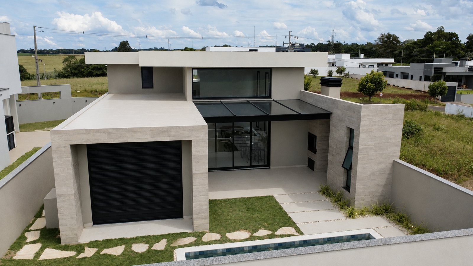 Casa Térrea Alto Padrão — Cadorin — fachada dos fundos com garagem e revestimento em pedra