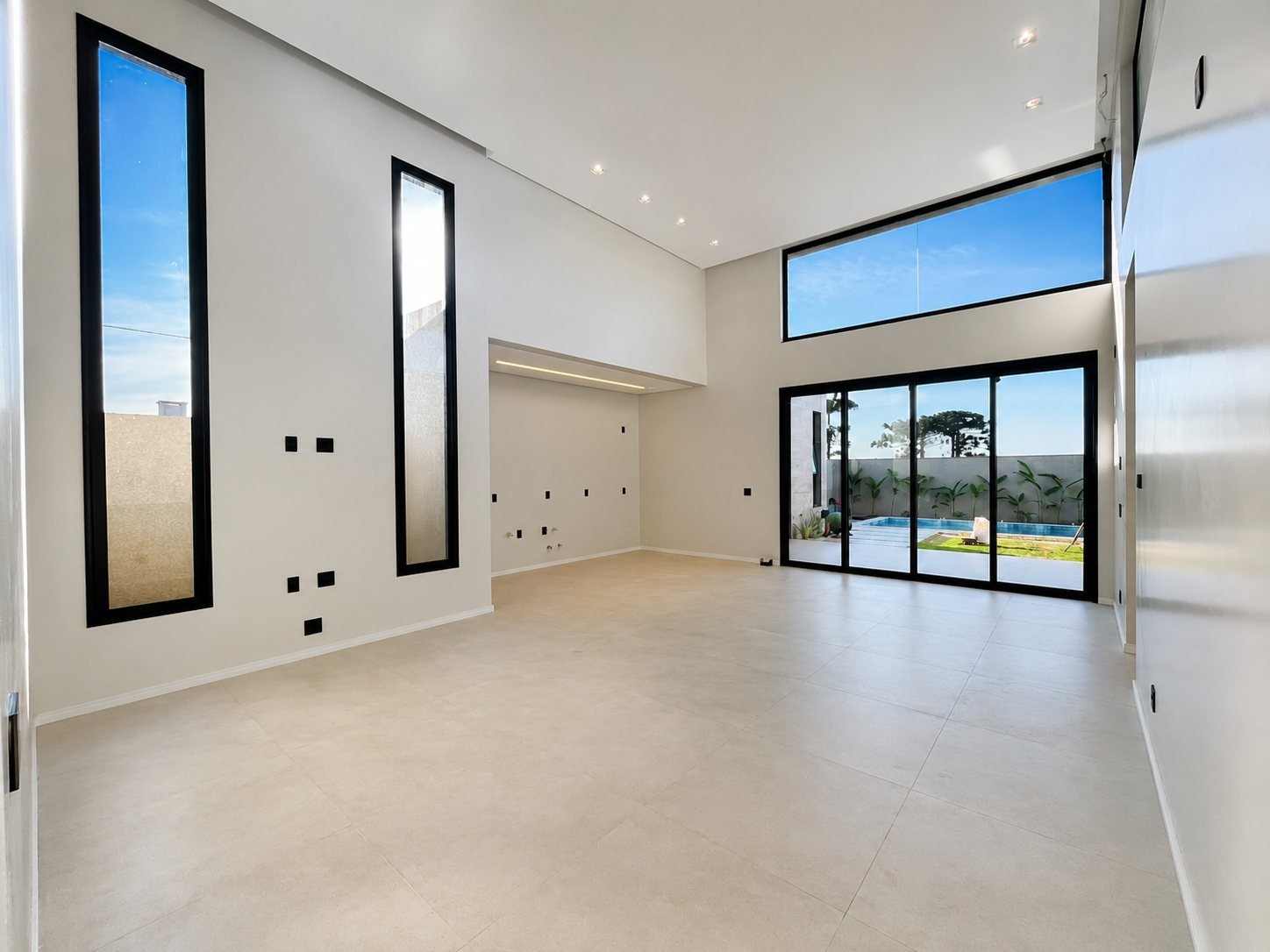 Casa Térrea Alto Padrão — Cadorin — living de pé-direito alto com amplos vãos de vidro para o jardim (projeto)