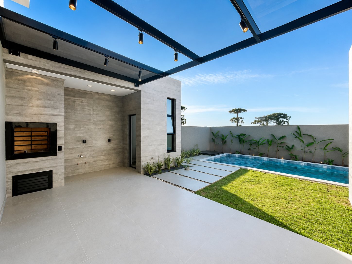 Casa Térrea Alto Padrão — Cadorin — área de festas coberta com churrasqueira, pergolado e piscina (projeto)