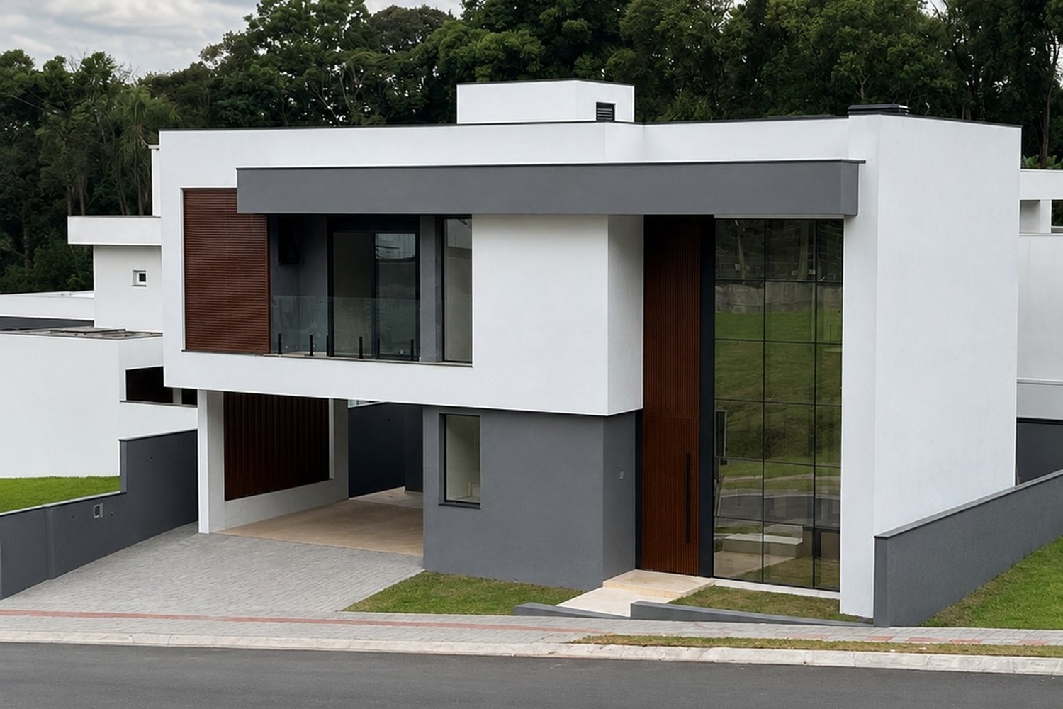 Casa alto padrão pronta para morar — Condomínio Jardins de Monet, Bairro Fraron, Pato Branco — fachada ao anoitecer