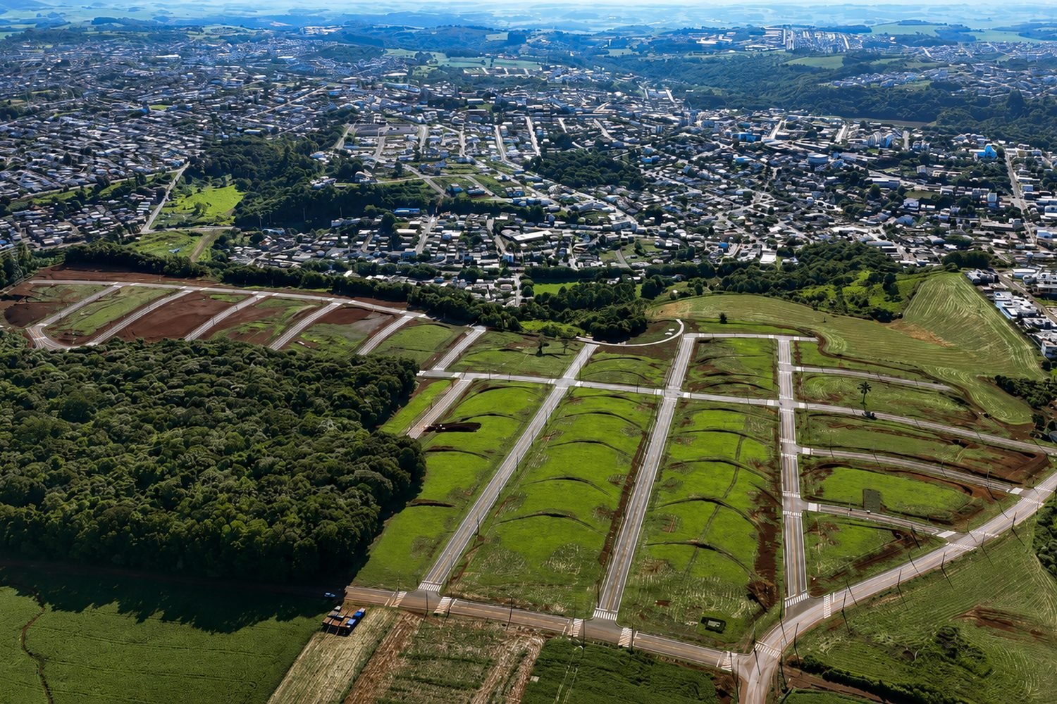 Loteamento Montebelo I — vista aérea dos lotes com asfalto e infraestrutura completa — Bairro Industrial 2, Pato Branco