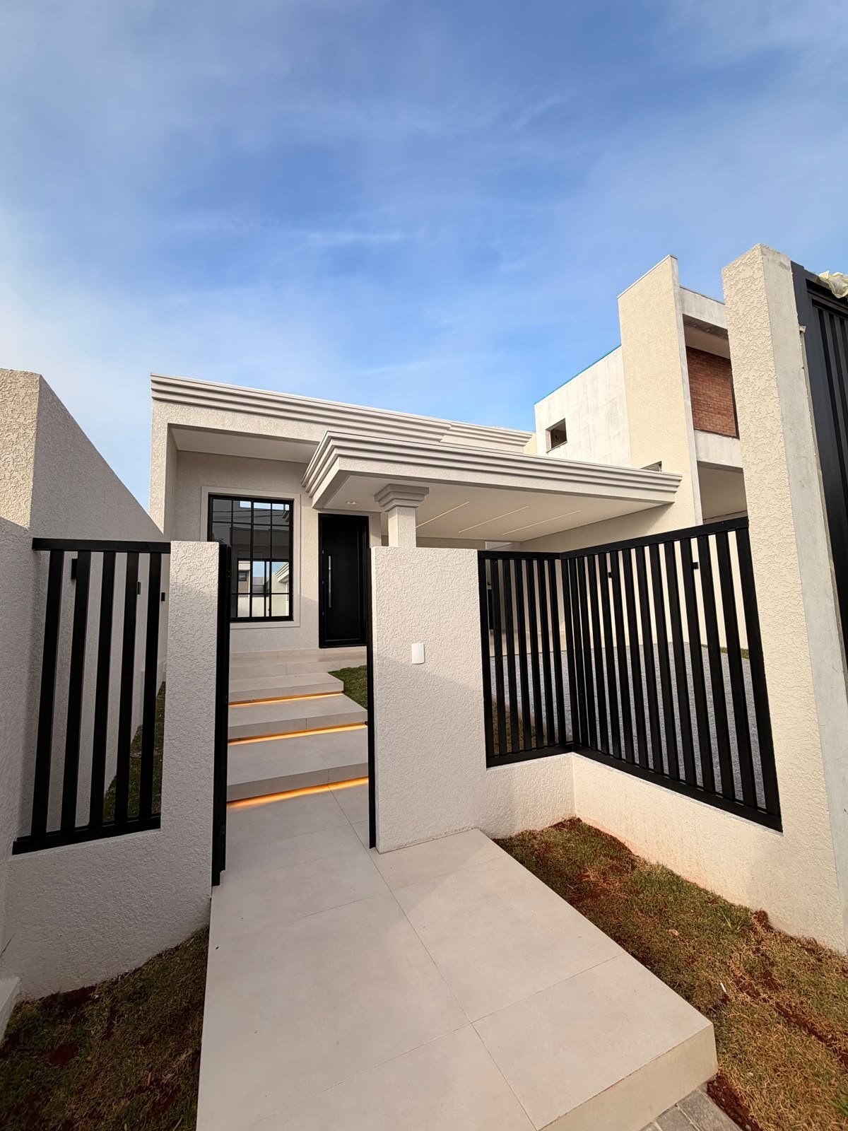 Casa Térrea Alto Padrão — Parque do Som — fachada lateral com portão de acesso