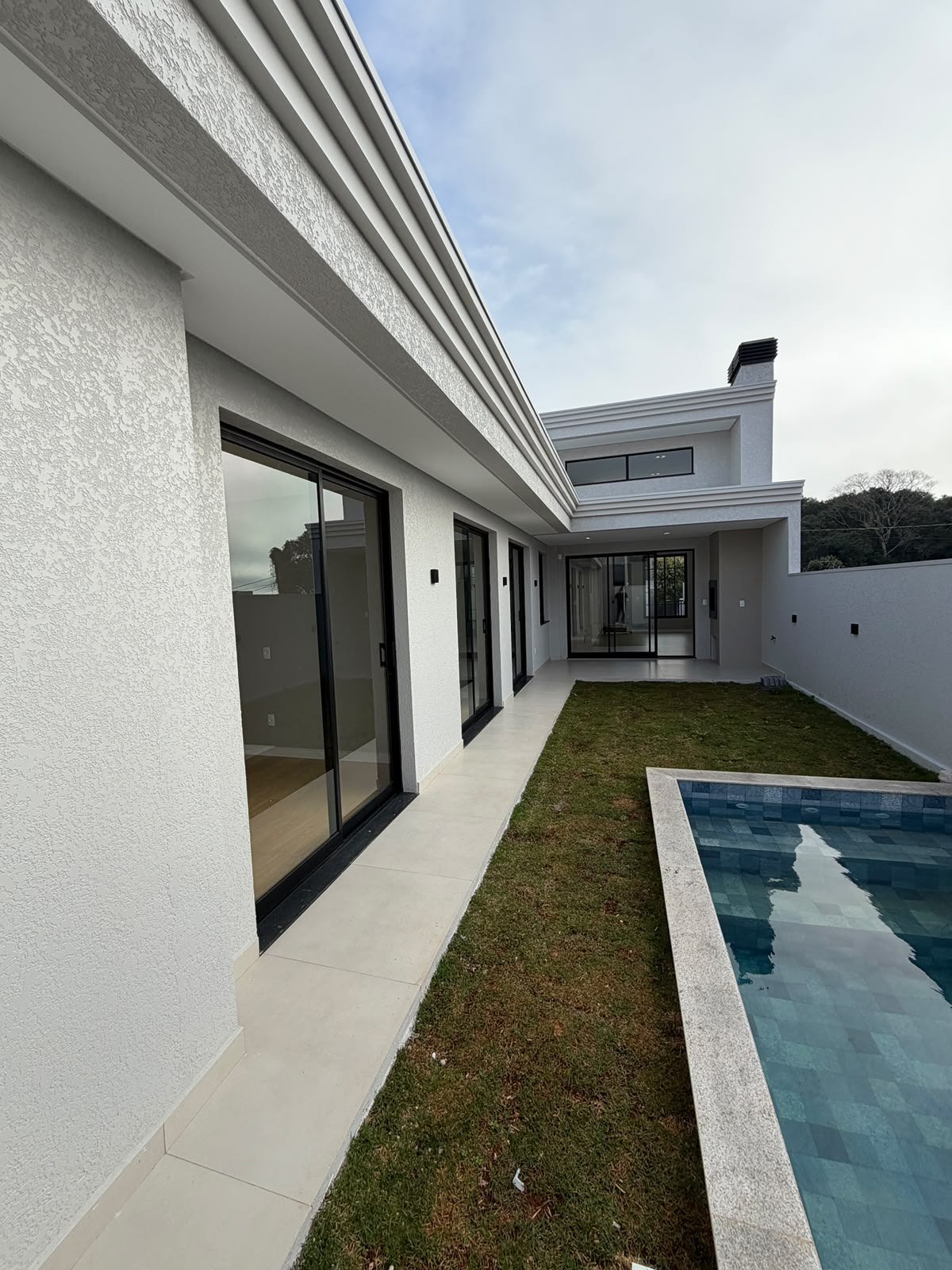 Casa Térrea Alto Padrão — Parque do Som — piscina no pátio interno com área verde