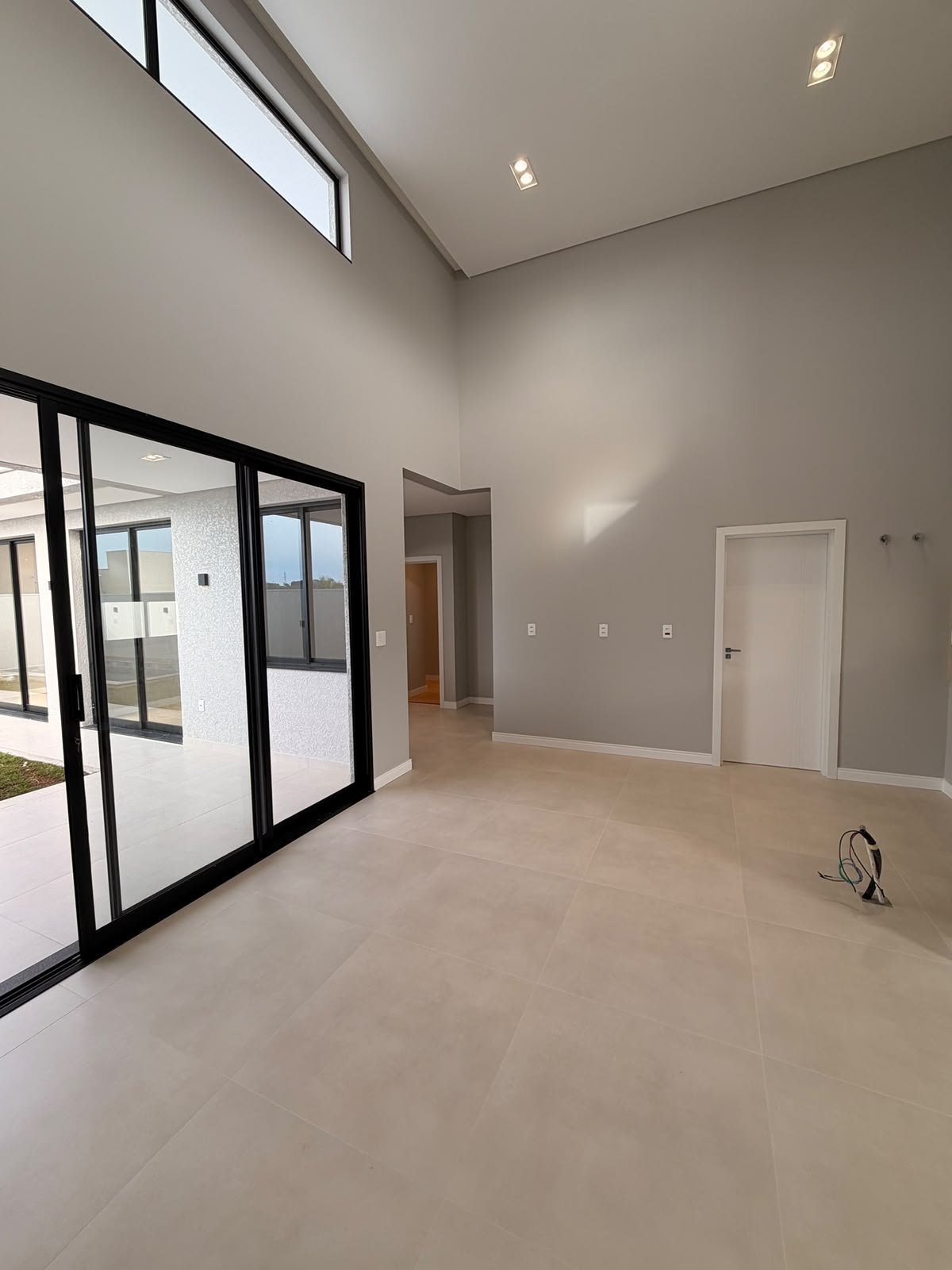 Casa Térrea Alto Padrão — Parque do Som — amplo living de pé-direito alto com portas de correr para o pátio
