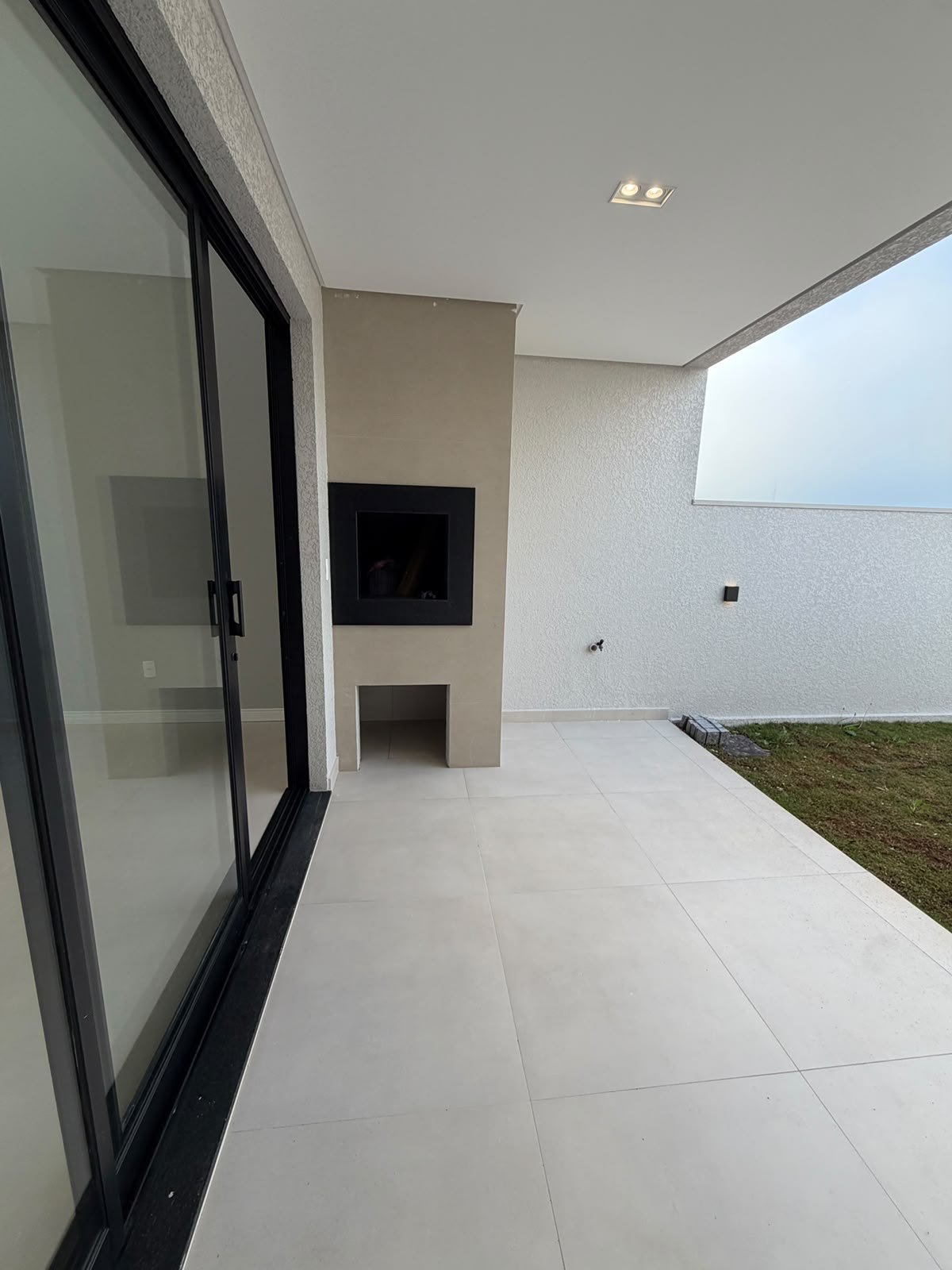 Casa Térrea Alto Padrão — Parque do Som — área gourmet com churrasqueira e porta de correr para o pátio